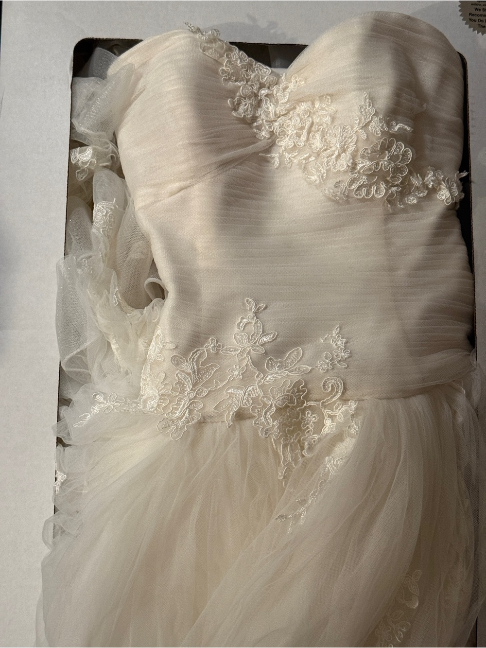 Vera Wang White Layered Lace Ball Gown Wedding Dress - Picture 5 of 7